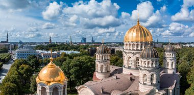 Riga 'nın yukarıdan manzarası çok güzel. Letonya 'nın başkenti Riga' nın panoramik manzarası.
