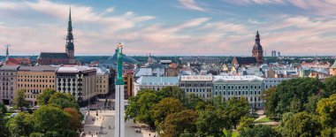 Özgürlük heykelinin yanında Riga 'nın üzerinde güzel bir gün doğumu manzarası var Letonya' da Milda. Özgürlük Anıtı.