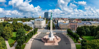 Riga 'nın yukarıdan manzarası çok güzel. Letonya 'nın başkenti Riga' nın panoramik manzarası.