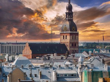 Riga 'nın yukarıdan manzarası çok güzel. Letonya 'nın başkenti Riga' nın panoramik manzarası.