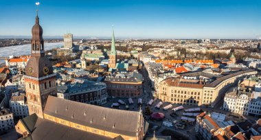 Riga 'nın yukarıdan manzarası çok güzel. Letonya 'nın başkenti Riga' nın panoramik manzarası.