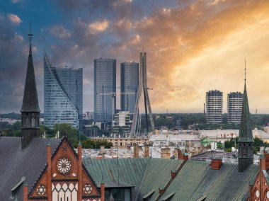 Riga 'nın yukarıdan manzarası çok güzel. Letonya 'nın başkenti Riga' nın panoramik manzarası.
