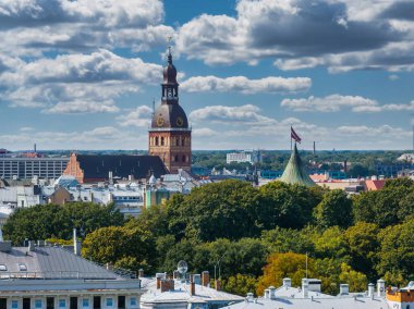 Riga 'nın yukarıdan manzarası çok güzel. Letonya 'nın başkenti Riga' nın panoramik manzarası.