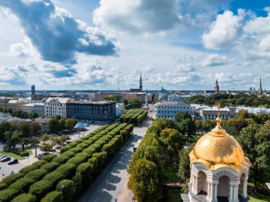 Riga 'nın yukarıdan manzarası çok güzel. Letonya 'nın başkenti Riga' nın panoramik manzarası.