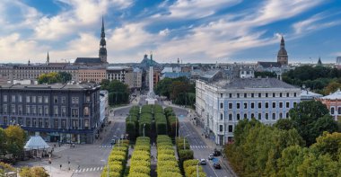 Riga 'nın yukarıdan manzarası çok güzel. Letonya 'nın başkenti Riga' nın panoramik manzarası.