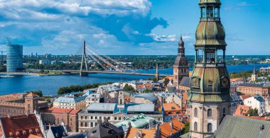 Riga 'nın yukarıdan manzarası çok güzel. Letonya 'nın başkenti Riga' nın panoramik manzarası.