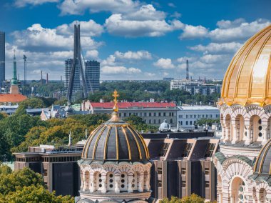 Riga, Letonya 'daki İsa' nın Doğumu Katedrali. Bizans tarzı Ortodoks katedrali, Baltık bölgesinin en büyüğü, altın renkli kubbesi, ağaçların arasında parıldayan yaldızlı kubbeleri var.