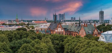Riga 'nın yukarıdan manzarası çok güzel. Letonya 'nın başkenti Riga' nın panoramik manzarası.