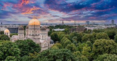 Riga, Letonya 'daki İsa' nın Doğumu Katedrali. Bizans tarzı Ortodoks katedrali, Baltık bölgesinin en büyüğü, altın renkli kubbesi, ağaçların arasında parıldayan yaldızlı kubbeleri var.