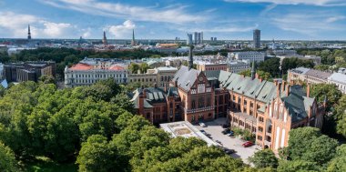 Riga 'nın yukarıdan manzarası çok güzel. Letonya 'nın başkenti Riga' nın panoramik manzarası.
