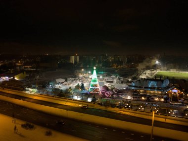 Avrupa 'nın en güzel Noel ağacı Riga, Letonya' da, Lido Restoranı 'nda bulunuyor. Noel ağacının güzel gece manzarası ve insanlar Noel 'de buz pateni yapmayı kutluyor..