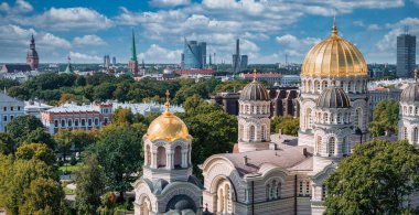 Riga, Letonya 'daki İsa' nın Doğumu Katedrali. Bizans tarzı Ortodoks katedrali, Baltık bölgesinin en büyüğü, altın renkli kubbesi, ağaçların arasında parıldayan yaldızlı kubbeleri var.