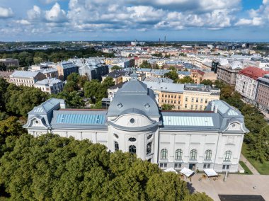 Riga 'nın yukarıdan manzarası çok güzel. Letonya 'nın başkenti Riga' nın panoramik manzarası.