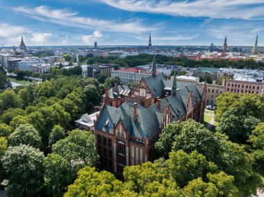 Riga 'nın yukarıdan manzarası çok güzel. Letonya 'nın başkenti Riga' nın panoramik manzarası.