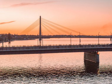 Rigafrom 'un üzerinde güzel bir hava batımı. Letonya 'nın başkenti Riga' nın panoramik manzarası.