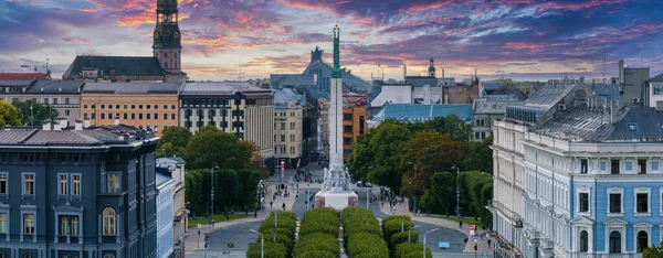 Riga 'nın yukarıdan manzarası çok güzel. Letonya 'nın başkenti Riga' nın panoramik manzarası.