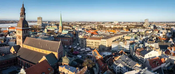 Riga 'nın yukarıdan manzarası çok güzel. Letonya 'nın başkenti Riga' nın panoramik manzarası.