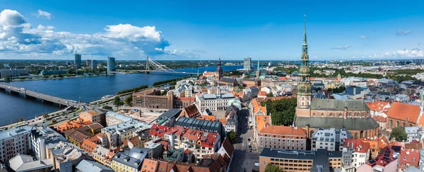 Riga 'nın yukarıdan manzarası çok güzel. Letonya 'nın başkenti Riga' nın panoramik manzarası.