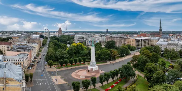 Özgürlük heykelinin yanında Riga 'nın üzerinde güzel bir gün doğumu manzarası var Letonya' da Milda. Özgürlük Anıtı.