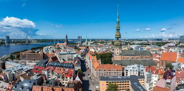 Riga 'nın yukarıdan manzarası çok güzel. Letonya 'nın başkenti Riga' nın panoramik manzarası.
