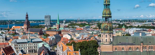 Riga 'nın yukarıdan manzarası çok güzel. Letonya 'nın başkenti Riga' nın panoramik manzarası.