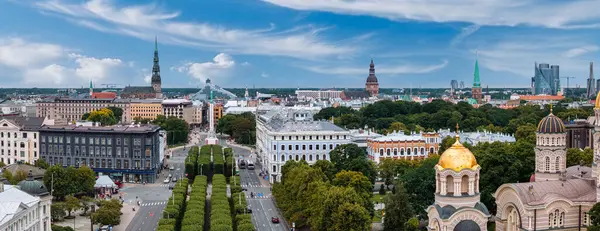 Riga 'nın yukarıdan manzarası çok güzel. Letonya 'nın başkenti Riga' nın panoramik manzarası.