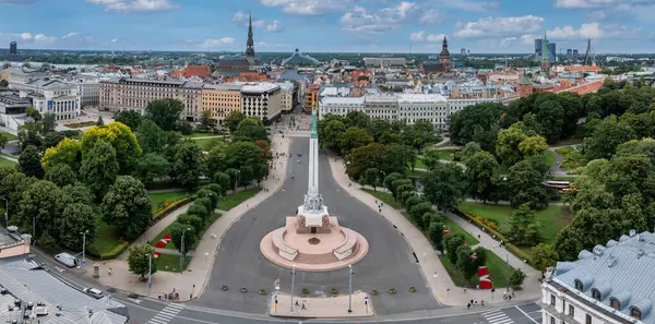 Özgürlük heykelinin yanında Riga 'nın üzerinde güzel bir gün doğumu manzarası var Letonya' da Milda. Özgürlük Anıtı.