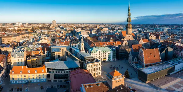 Riga 'nın yukarıdan manzarası çok güzel. Letonya 'nın başkenti Riga' nın panoramik manzarası.