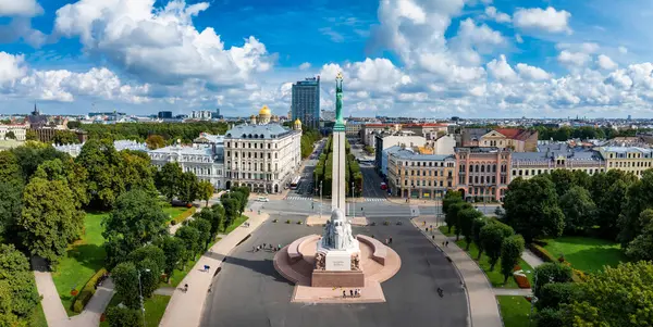 Riga 'nın yukarıdan manzarası çok güzel. Letonya 'nın başkenti Riga' nın panoramik manzarası.