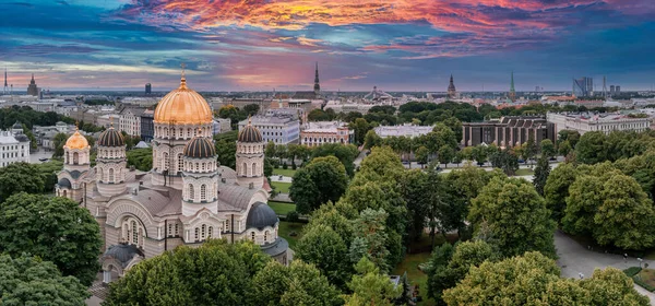 Riga, Letonya 'daki İsa' nın Doğumu Katedrali. Bizans tarzı Ortodoks katedrali, Baltık bölgesinin en büyüğü, altın renkli kubbesi, ağaçların arasında parıldayan yaldızlı kubbeleri var.