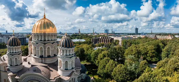 Riga 'nın yukarıdan manzarası çok güzel. Letonya 'nın başkenti Riga' nın panoramik manzarası.