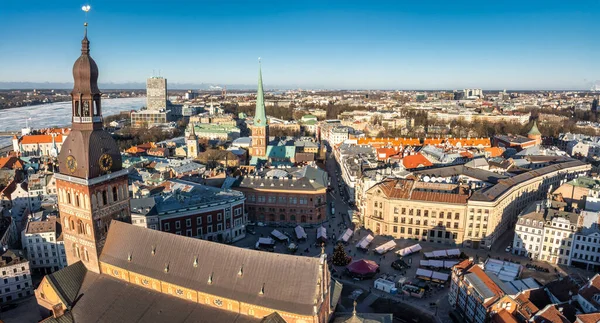 Riga 'nın yukarıdan manzarası çok güzel. Letonya 'nın başkenti Riga' nın panoramik manzarası.