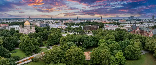 Riga 'nın yukarıdan manzarası çok güzel. Letonya 'nın başkenti Riga' nın panoramik manzarası.