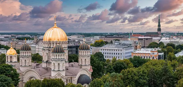 Riga, Letonya 'daki İsa' nın Doğumu Katedrali. Bizans tarzı Ortodoks katedrali, Baltık bölgesinin en büyüğü, altın renkli kubbesi, ağaçların arasında parıldayan yaldızlı kubbeleri var.
