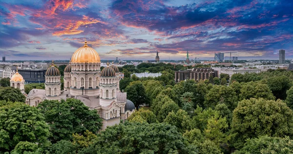Riga, Letonya 'daki İsa' nın Doğumu Katedrali. Bizans tarzı Ortodoks katedrali, Baltık bölgesinin en büyüğü, altın renkli kubbesi, ağaçların arasında parıldayan yaldızlı kubbeleri var.
