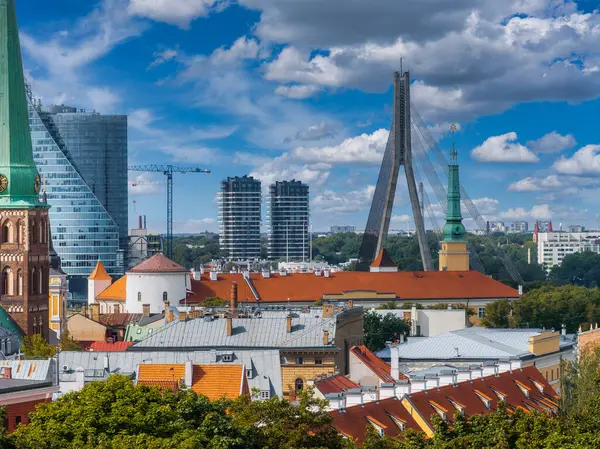 Riga 'nın yukarıdan manzarası çok güzel. Letonya 'nın başkenti Riga' nın panoramik manzarası.
