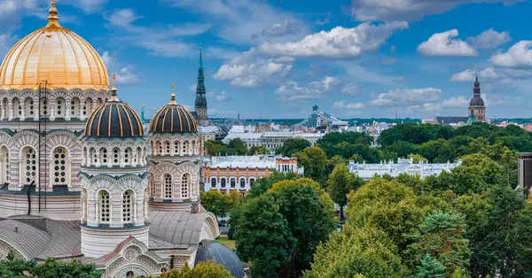 Riga, Letonya 'daki İsa' nın Doğumu Katedrali. Bizans tarzı Ortodoks katedrali, Baltık bölgesinin en büyüğü, altın renkli kubbesi, ağaçların arasında parıldayan yaldızlı kubbeleri var.