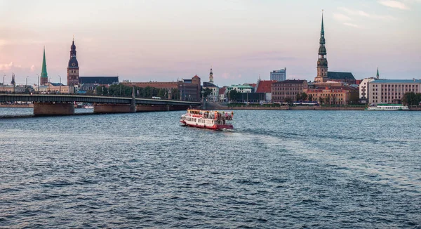 Riga 'nın yukarıdan manzarası çok güzel. Letonya 'nın başkenti Riga' nın panoramik manzarası.