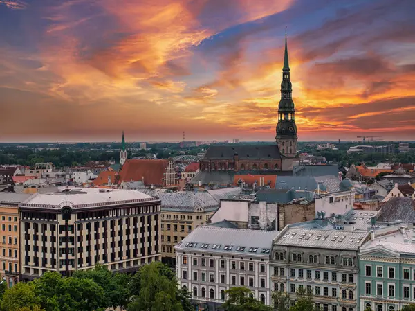 Riga 'nın yukarıdan manzarası çok güzel. Letonya 'nın başkenti Riga' nın panoramik manzarası.