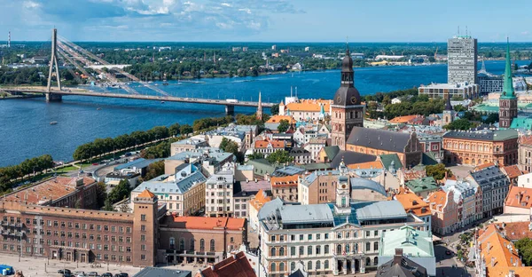 Riga 'nın yukarıdan manzarası çok güzel. Letonya 'nın başkenti Riga' nın panoramik manzarası.