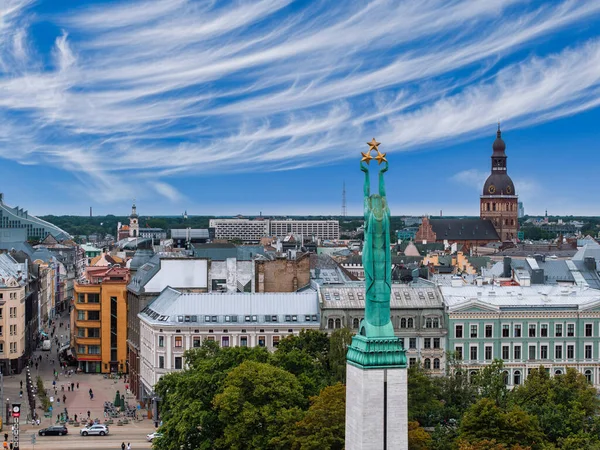 Özgürlük heykelinin yanında Riga 'nın üzerinde güzel bir gün doğumu manzarası var Letonya' da Milda. Özgürlük Anıtı.