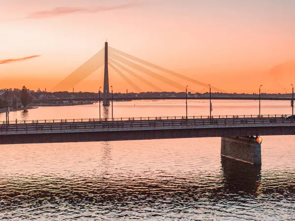 Rigafrom 'un üzerinde güzel bir hava batımı. Letonya 'nın başkenti Riga' nın panoramik manzarası.