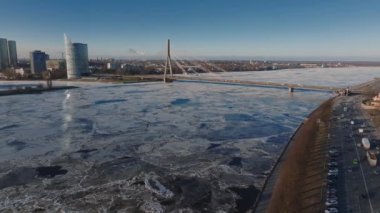 Riga, Letonya 'daki donmuş Daugava nehri. Riga üzerindeki kışın havadan görünüşü.
