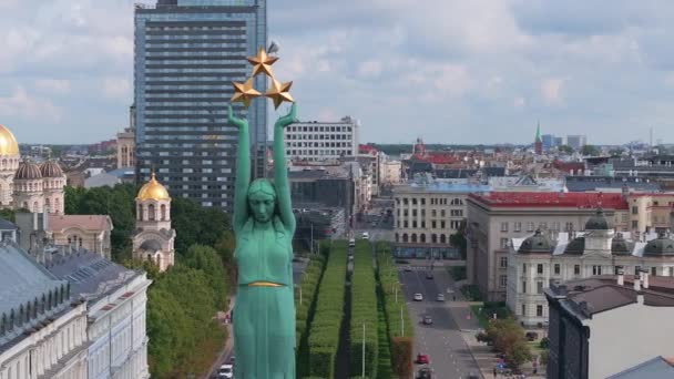 Hermosa Vista Del Amanecer Sobre Riga Por Estatua Libertad Milda — Vídeos de Stock
