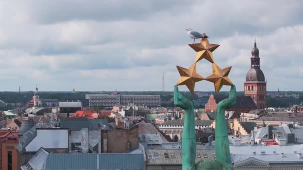 Hermosa Vista Del Amanecer Sobre Riga Por Estatua Libertad Milda — Vídeo de stock