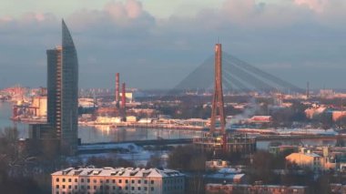Riga 'nın yukarıdan manzarası çok güzel. Letonya 'nın başkenti Riga' nın panoramik manzarası.