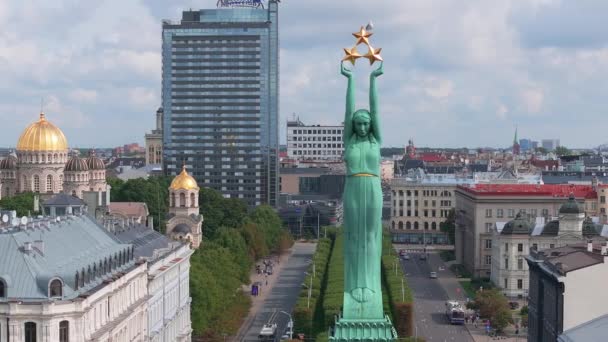 Прекрасний Вид Схід Сонця Над Ригою Статуєю Свободи Мільда Латвії — стокове відео