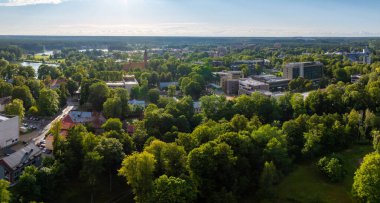 Litvanya tatil beldesi Druskininkai 'nin hava panoramik manzarası. Druskininkai sonbahar renklerinde, Litvanya 'nın en güzel şehri Druskininkai' deki çok renkli ağaçların insansız hava aracı resmi
