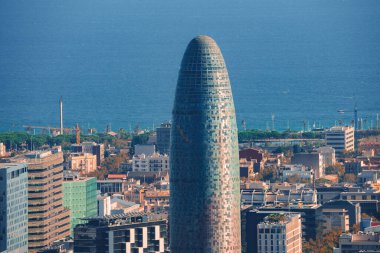Barcelonas 'ın özünü yakalayan bu resim Torre Glories' i vurguluyor. 38. kattaki çok renkli cam cepheli gökdelen, Akdeniz 'e karşı kurulmuş..