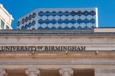 Birmingham 'daki klasik bir üniversite cephesinde Birmingham, İngiltere' deki Birmingham 'da bal peteğine benzer bir tasarımı ve mavi pencereleri olan modern bir bina ile karşılaştırılır..